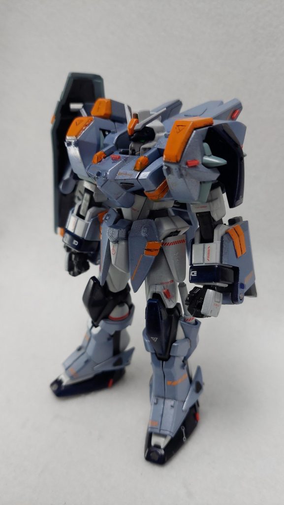 HGCEのストライクガンダムにフォルテストラを接着する作例が多くありEGのストライクで同じことができないかなと考えていたのですが、貴重なガンプラの穴をデカくしたりする工作にビビって断念。そのまま組み立てとなりました。加工技術に乏しいのでプロポーション等は2002年発売キットの2006年リデコ品そのままです。可動も狭い。が、可動が狭いなら塗装が擦れる危険性も低いだろうということで開き直ってがっつり全塗装を施しました。