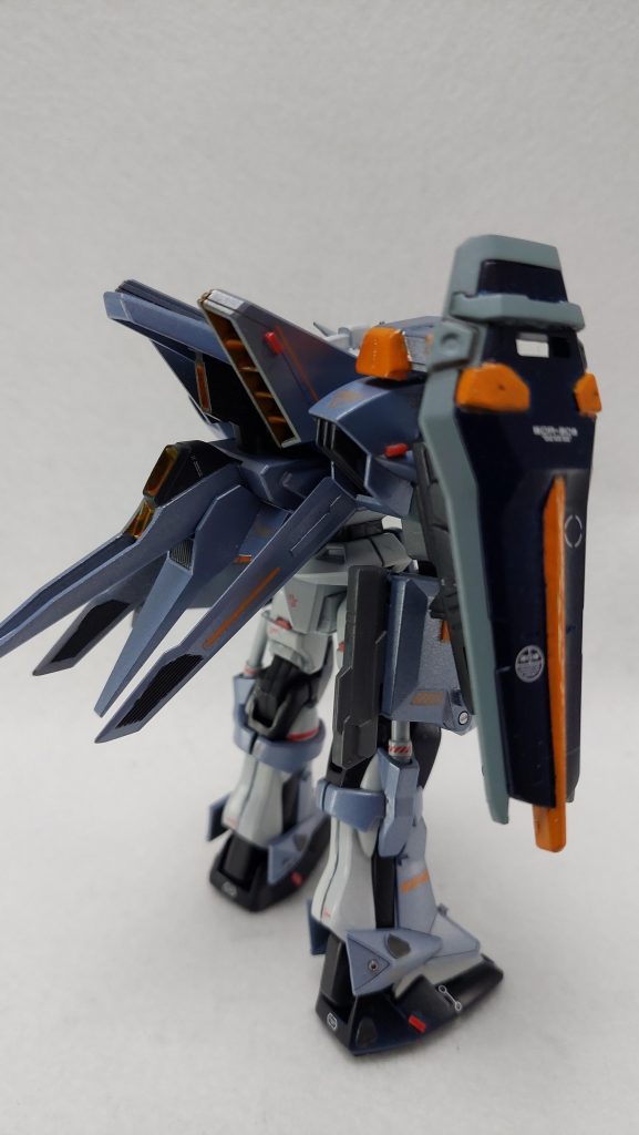 古いキットだけあって1つ1つのパーツが大きく、分割も最新のものには遠く及びません。特に各所のオレンジ部分を黒サフでリセットかけるのがとても面倒に思えたので、水性アクリル塗料を初使用してみました。タミヤのオレンジを何も考えずに瓶から直塗り→シールでマスキングして装甲側をスプレー塗装。ラッカー塗料の方が強い塗料なのではみ出た部分も誤魔化せるだろうと考えたわけです。やってみると粘土が高く隠蔽力もありましたが、厚みにも繋がりあまりきれいな塗り分けにはならず。