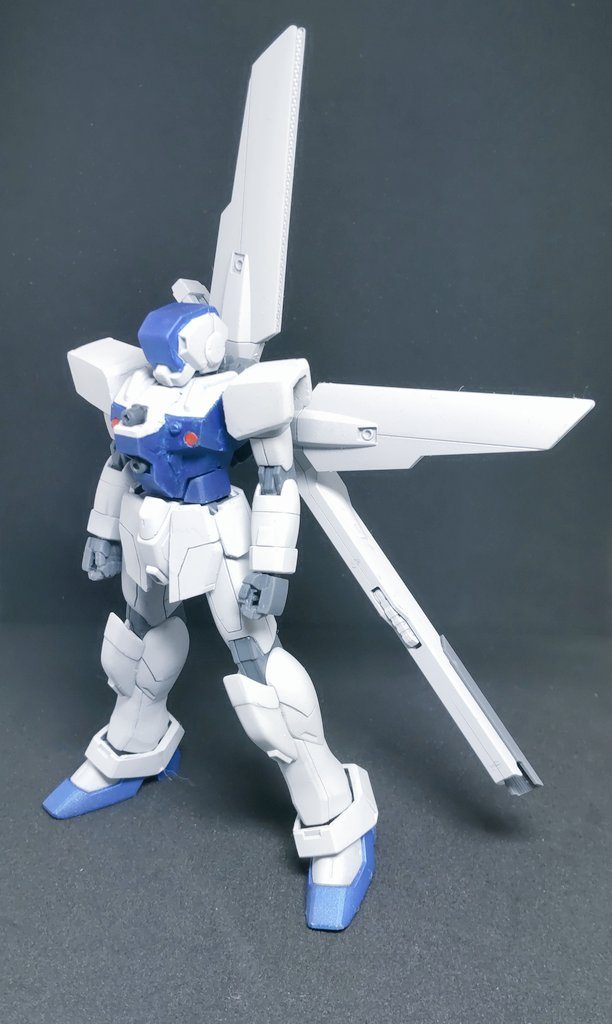 斜め。バックパックは最近主流の二穴タイプに改修したので大抵のバックパックとは互換性があります。