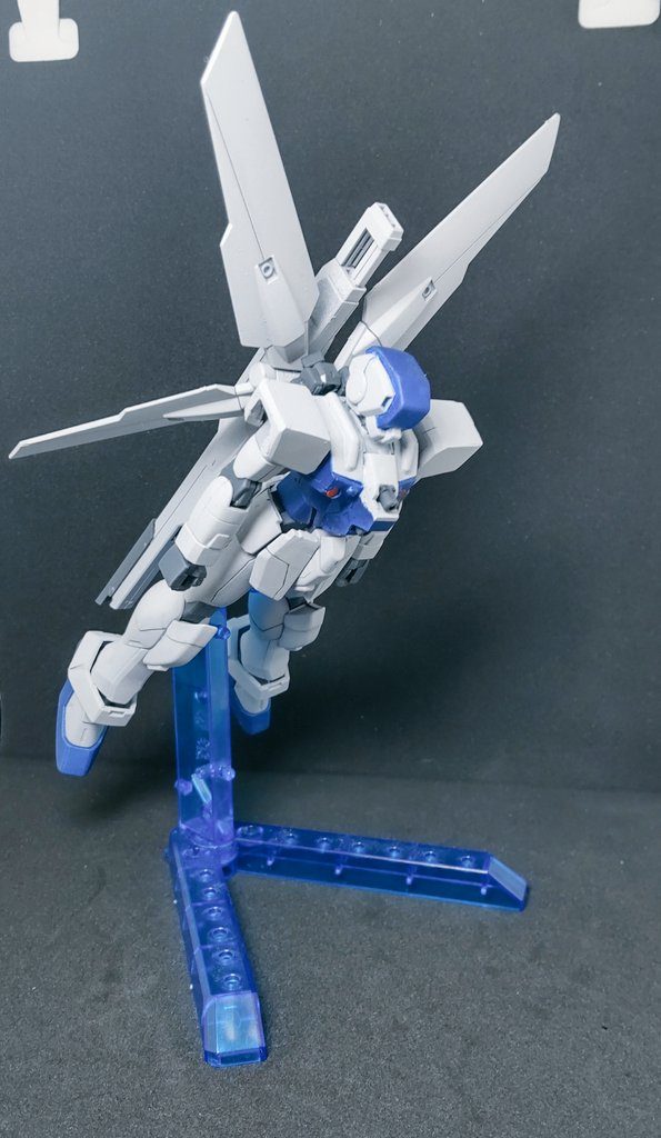 ホバリングモード。Gビット格好いいですよね。デザインもですが、無人MSで決戦兵器であるサテライトキャノンを背負ってるとこも素敵です。あと5機作りたいけど、HGガンダムXが近頃は入手出来なくて断念中です（涙）
