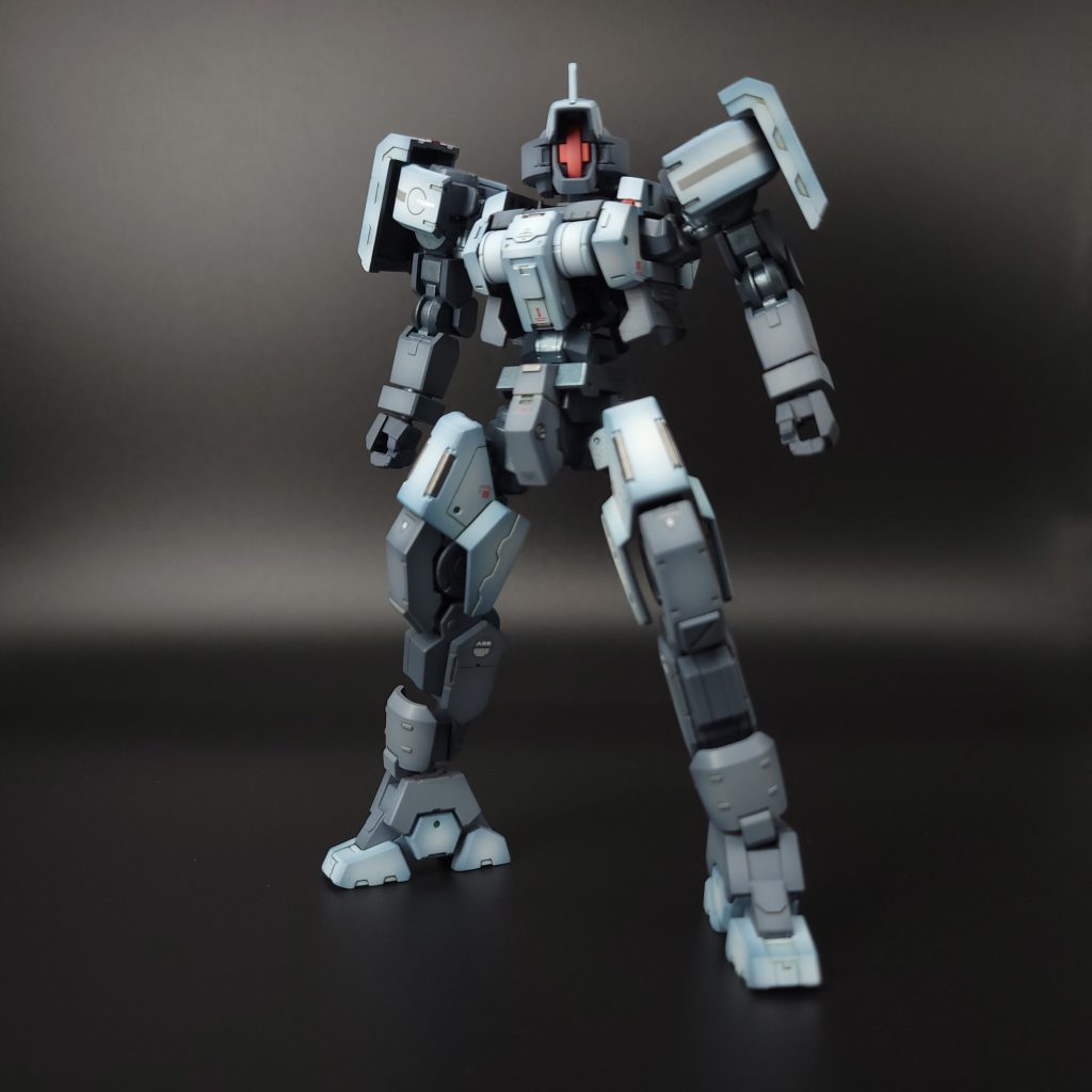 フロントビュー（武装なし）元の旧ザクカラーもとても好きなのですが、赤目に似合うカラーリングを考えた結果、グレー系に色変更をしました。重厚感×清潔感＝つよい　というイメージを出したかったため、青系に寄せてグラデーション塗装をしました。