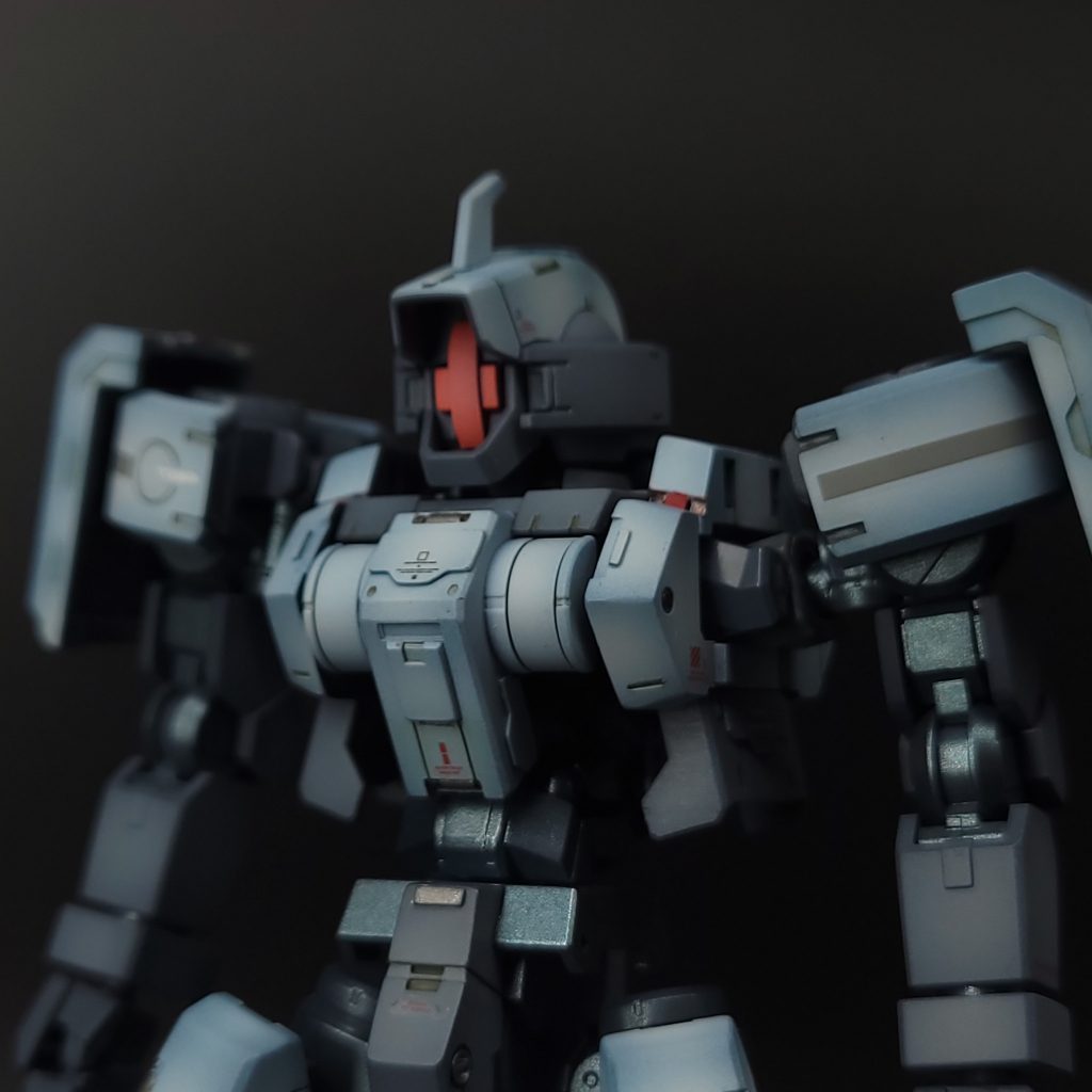 バストショット胸部装甲周りは、盛ったり削ったりでメリハリをもたせたいと思いました。赤目はブラックライトでぼやっと光る…筈なのですが、私はブラックライトを持っていないので割愛いたします…笑