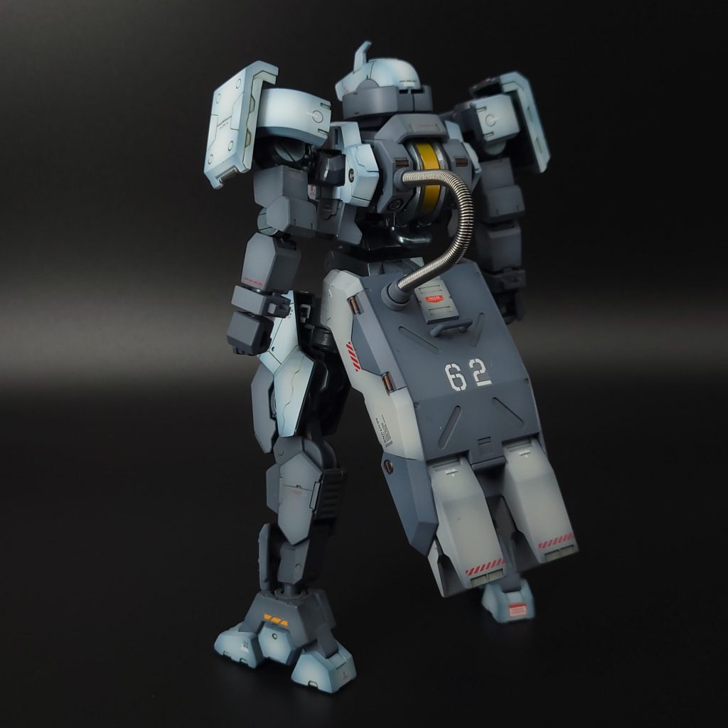 リヤビュー（ホバーユニットあり）クソデカホバーユニット君に対して、動力供給経路が貧弱過ぎるイメージがあったため、リアクター横から供給するサブラインをスプリングで追加。