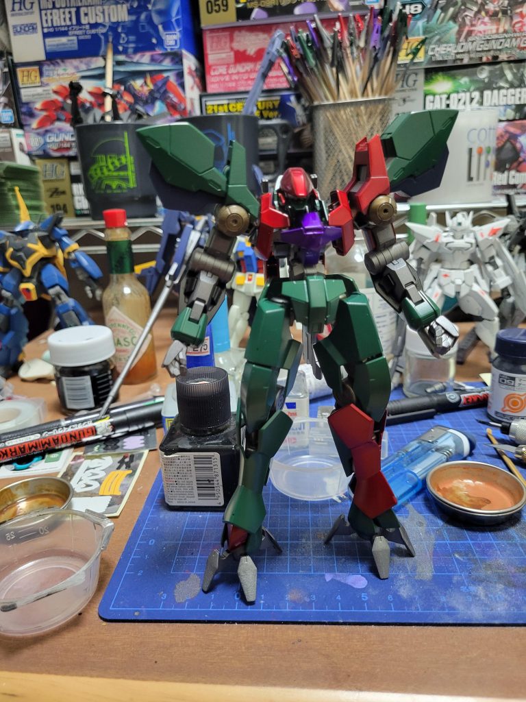 本体の緑はクレオスの緑にマーズダークブルーを半々くらいで深い緑にしました。なんか気に入らなかったらウェザリングだけでも後で入れます。。。