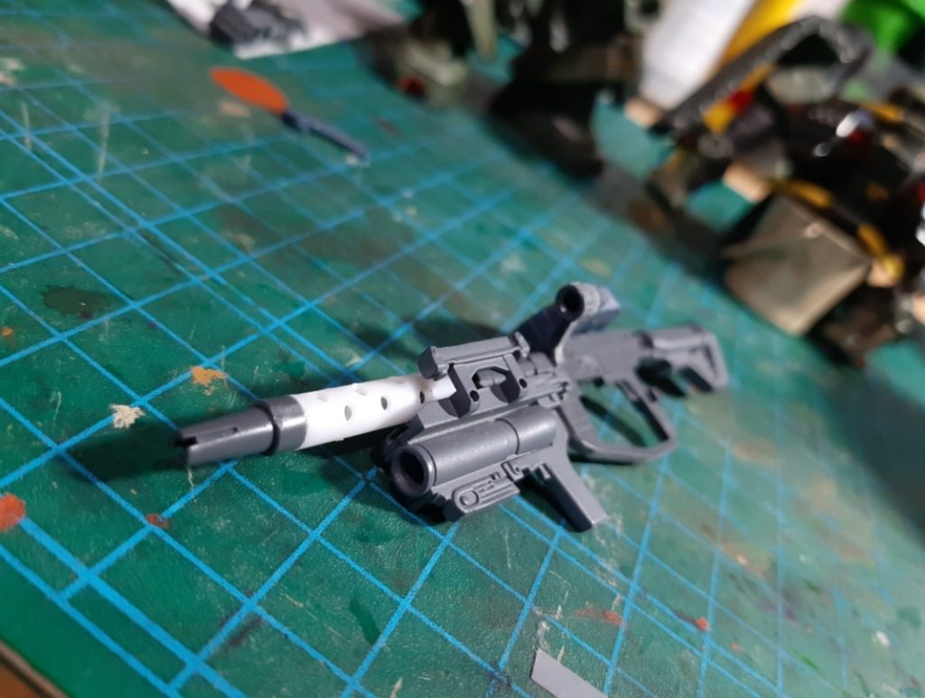 ザクマシンガンはロングバレルにしてサポートキットのグレーネード、ストックに変更。最近のガンプラ事情に疎い出戻りモデラーのつたない作品ですが見ていただきありがとうございます。