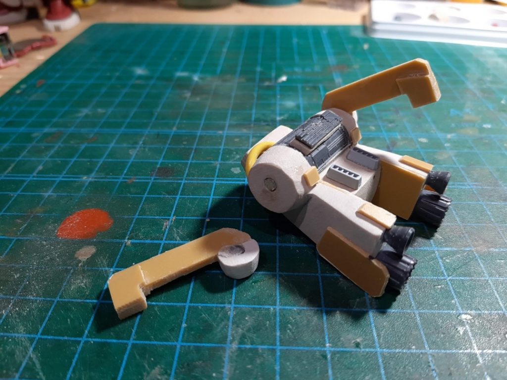 ランドセルはポリパテとプラ板とジャンクパーツ、スラスターは磁石で可動。