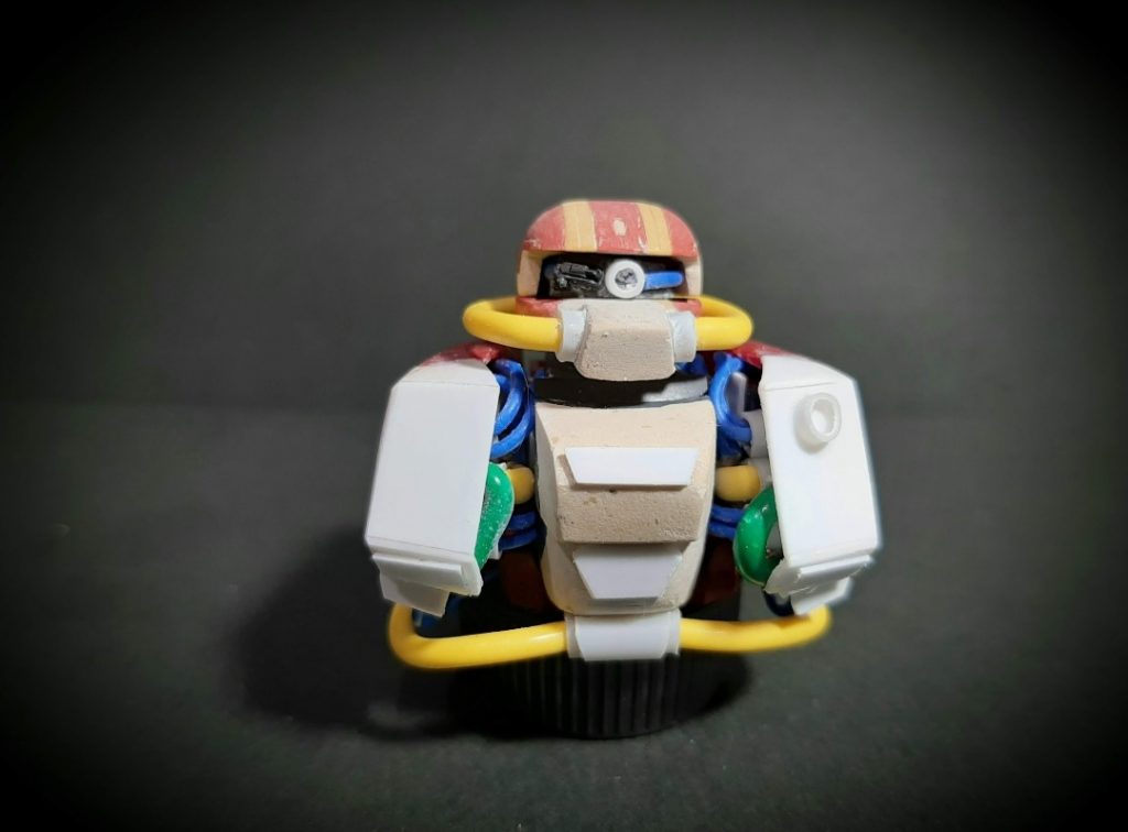 コックピット周り内部のパイプをチラ見せさせたら胸部全体がボリュームアップしてしまい、それに合わせるために全身をボリューミーに。