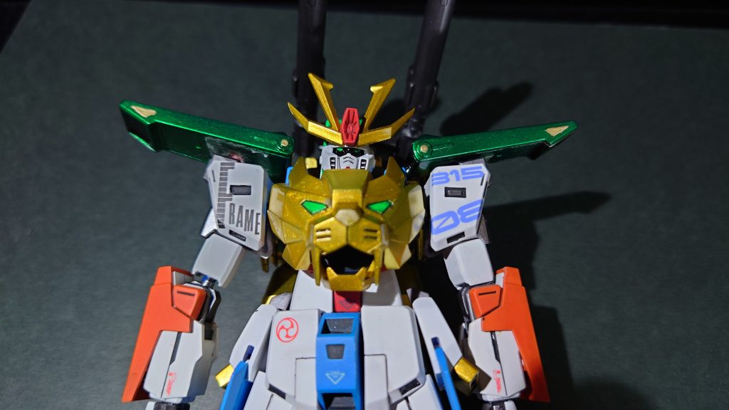 FRAMEのデカールはかなりいい感じに貼れました加えて肩の「08」はFRAMEが8番目のユニットなので…よき。巴の紋は、三位一体としてのトライオンにはぴったりだと思って入れております。