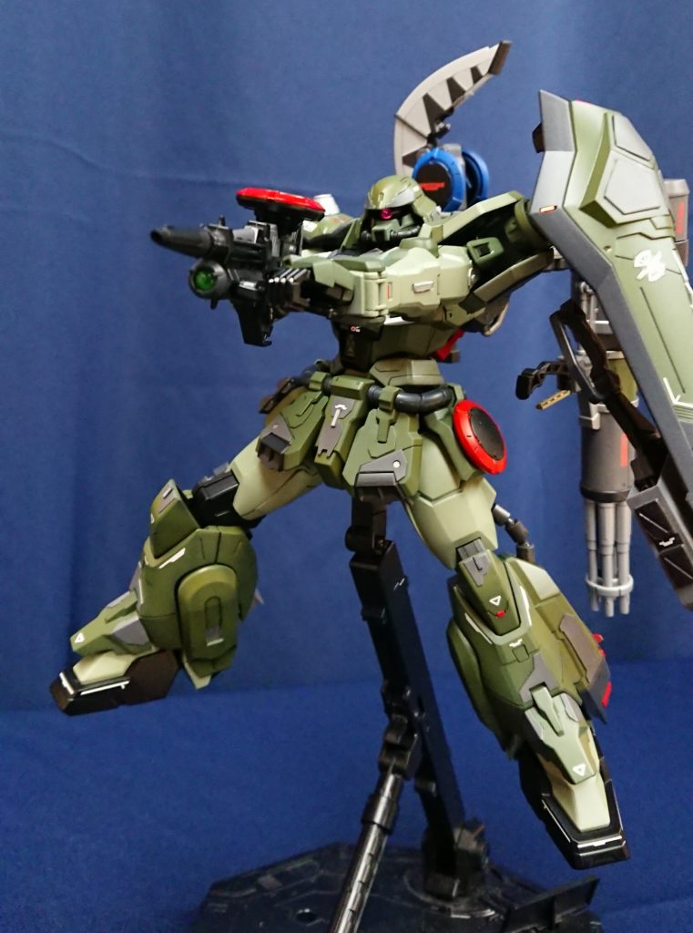 まずはビーム突撃銃でアクション!ザクっぽさ全開のビームライフル。アクセントでマガジンの縁を赤くしてフレームをライトグレーで色分けしました。ただ、ジオンザクのマシンガンと比べるとフォアグリップが縦にしか動かないので持たせにくいです…