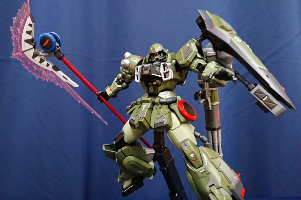 ファルクス強化プラン試作型「ゼブラヘッド」装備!前面の攻撃力に極振りさせてます(爆)こういう配色にした訳ではなく、色を間違えてしまい、シマウマみたいになったのと、見た目がモヒカンっぽいのとで、某洋楽バンドにあやかって命名しました💦青い物体は突撃銃のマガジン(エネルギーパック)で、ファントムより出力が(たぶん)劣るウォーリア用にエネルギーをファルクスに追加供給するためのもの、という設定。同じものだけど、突撃銃とは互換性がないってことで、色分けしてあります