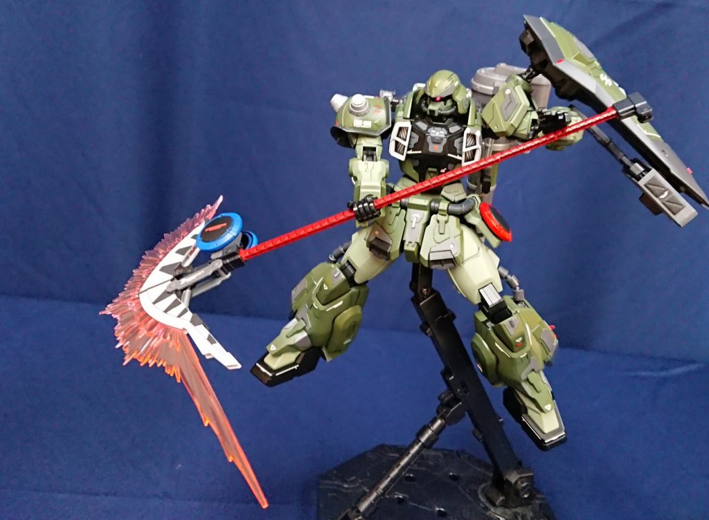 やりたかったサイズモード。ファルクスは鎌という意味らしいので、これを再現してみたかったです。変形ギミックのおかげか、マガジン部分も後ろに倒せるので変形の阻害にならないのは良い誤算でした。…でも、ザクにはちょっと似合わないかなぁ実は仮組みでアクションの調整(いわゆるブンドドw)してたら両肩が修復不可能なほど折れてしまい、パーツ取り寄せもできず、勿体ないですが積んでたジンのパーツを使わせてもらいました…。また取り寄せられるようになったら、ミゲル専用機にでもしてあげよう(爆)