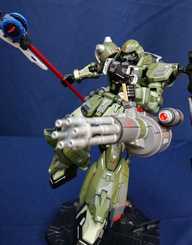 ハイドラの片割れで迎撃!実際は牽制用みたいですが、こっちは火力特化を想定。細かく狙えるようレーザースコープのようなモノをHアイズで表現しました。それ以外は逆手持ちできるよう、2つあったトマホークを分解してその柄をくっつけただけで、あとはそのまんまですうーんそれにしても、動かすのが本当に怖いぞ…(;´Д`)