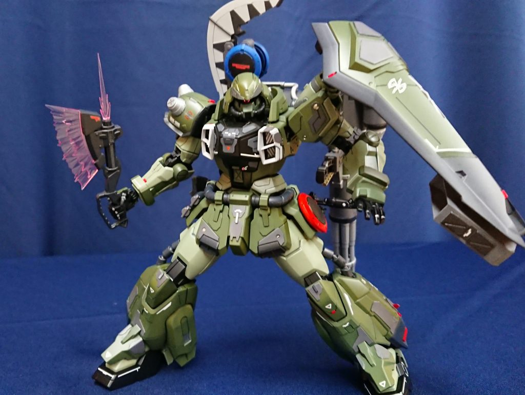 ビームトマホーク抜刀!アニメのように収納させたかったんですが思いの他大改造になり、シールドの1つが木っ端微塵になりました…。破片を使ってほぼフルスクラッチで再挑戦するもうまくいかず、仕方なく箱を作って中にぶっ刺すタイプにしました😅