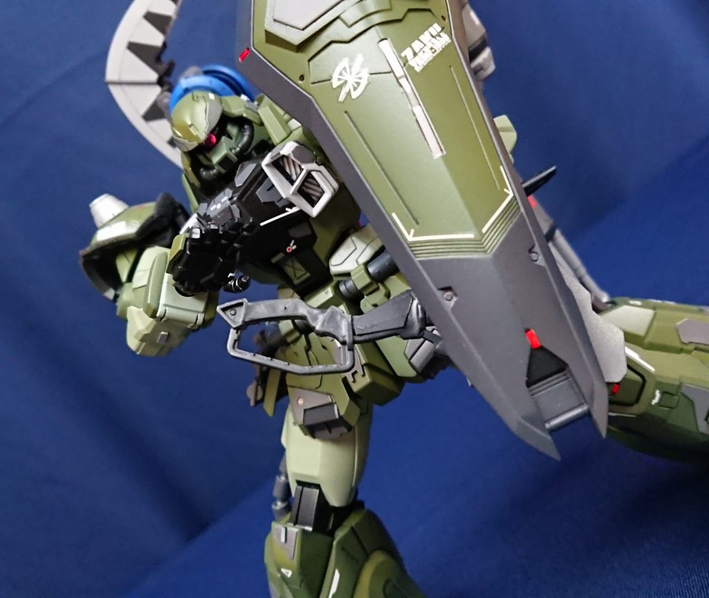 色合い的にわかりにくいかもしれませんが、こんな感じで抜刀できます😅今回もアレコレ長くなってしまいましたが、ここまでご覧くださりありがとうございました!凄く久しぶりにザクを作ったんですが、ブランクもあってとても楽しめました!それに仮組みでも思った以上にイケメンに組み上がるので今時のキットのザクは病み付きになりそうです…、ジム派なのに!🤣