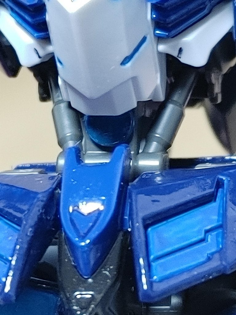 フレームに付けたクリアパーツです。シアクアンタのジャンクに残るトランジェントガンダムのバーツを使いました。これが魔気の源です。バトルで突かれたら大変ですけど腰に匿って見えないため、攻撃される可能性は低いです。(笑)後、これはシエルをモチーフに作るガンプラと共鳴します。名称はケミストリーシステムで互いの意思を分かり合えることができ、コンポ攻撃が半自動的に可能になります。