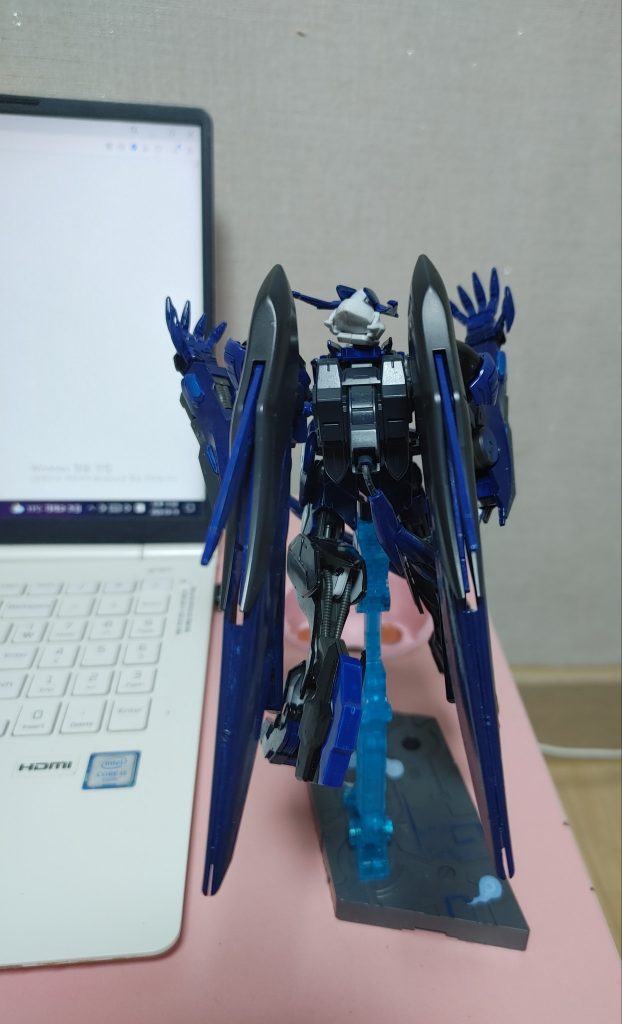デスティニーガンダムと同じく羽を自由に折りたたんだり展開することもできます。