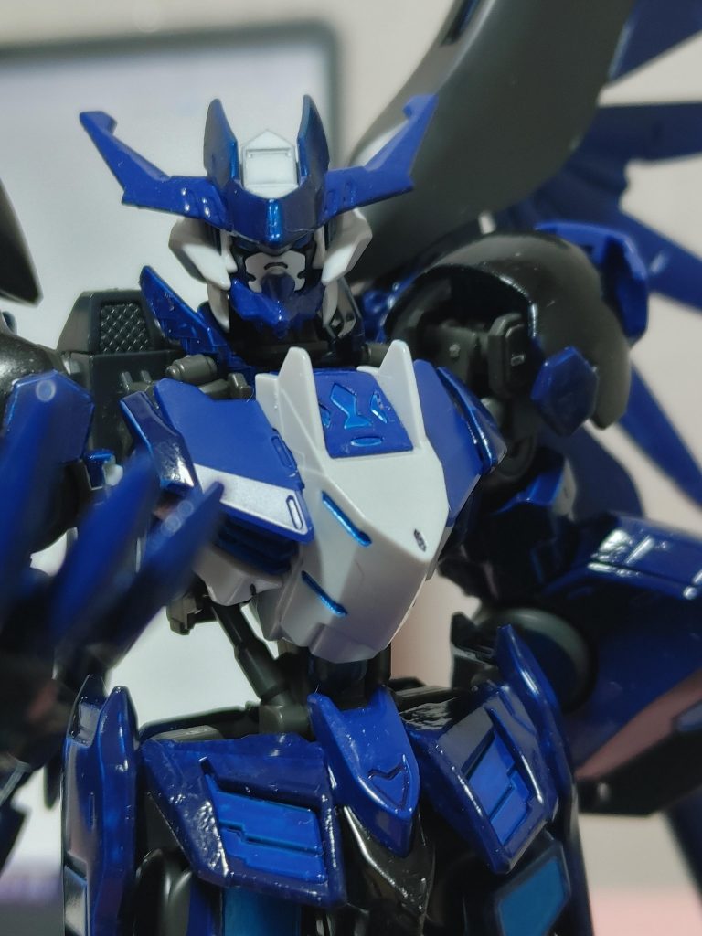 顔は黒くして目はメタブルーを使いました。