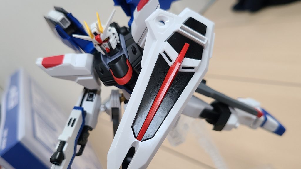 ライフル&シールドなど武装はフェイズシフト装甲では無いのであえて光沢で仕上げました