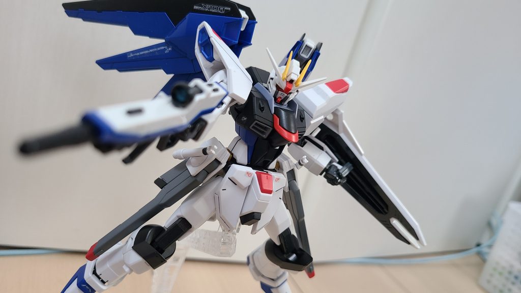 基本武装はルプスビームライフルと対ビームシールド