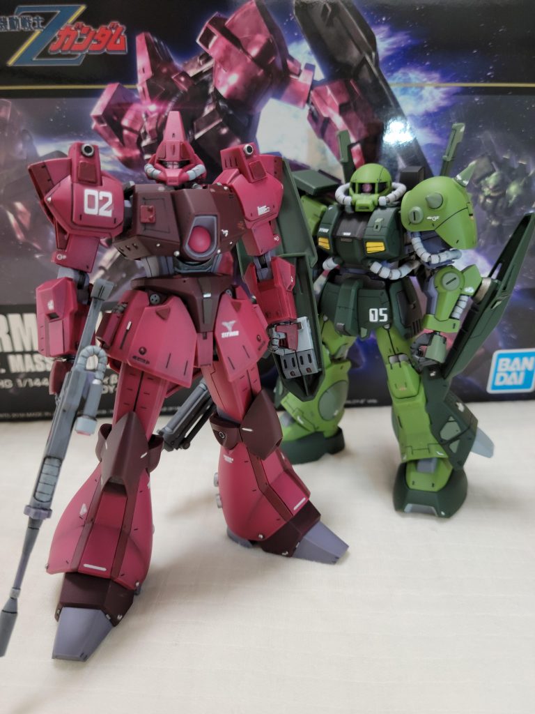 過去作ハイザックとパシャ。ゼータストーリー序盤のティターンズ陣営。序盤好きなんですよね。この2体並べたかった。でもガルバルディβと比べると、ハイザック緑の明るさが気になります。ハイザックもグラデ塗装風仕上げやろっかなぁ。よし、次は過去作ハイザックのバージョンアップだ!…っていうか、何度も手を入れて楽しめるガンプラって最高!! ありがとうバンダイさん。そして…、再販頑張ってください!