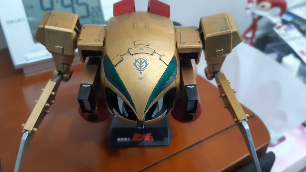 ▼弄った箇所・顔:歯を新造。目に隈取りを入れました。メガ粒子砲に、F91のビームバズーカを流用・胴体:1cm延長。元々あったミサイル発射口みたいな赤丸パーツが気にいらないので、ジャンクパーツと差し替え・肩:アレックスのチョバムアーマーを流用。中に関節ブロック(ポリキャップとプラ板で作成)を仕込み、空間を埋めるためダクト作成・腕:後ハメ加工くらい・鎌:1mmプラ板を貼り合わせて新造。刃のイメージはタガメ。ボルト部は手芸用ビーズ・ロケット:ハイゴッグで余ったミサイルを使って延長
