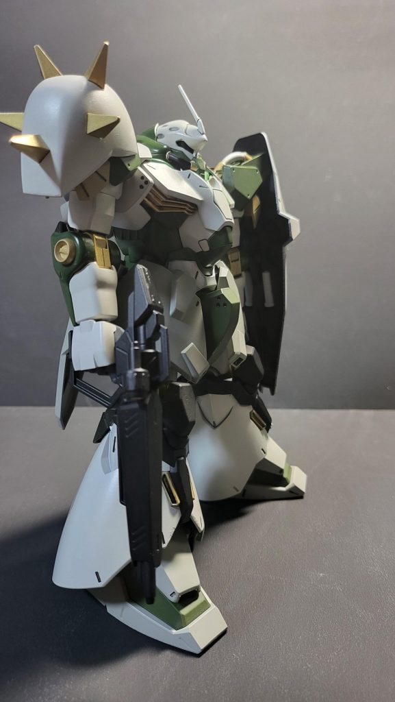 ずんぐりボディに白系はと思ったけど…やってみたらそうでもないからこれはこれで有なのかな使用塗料は外装インシグニアホワイト明灰白色濃緑色(中島系)NATOグリーンライトサンド関節及びスパイク部ゴールドグレー塗装部ガンシップグレー 