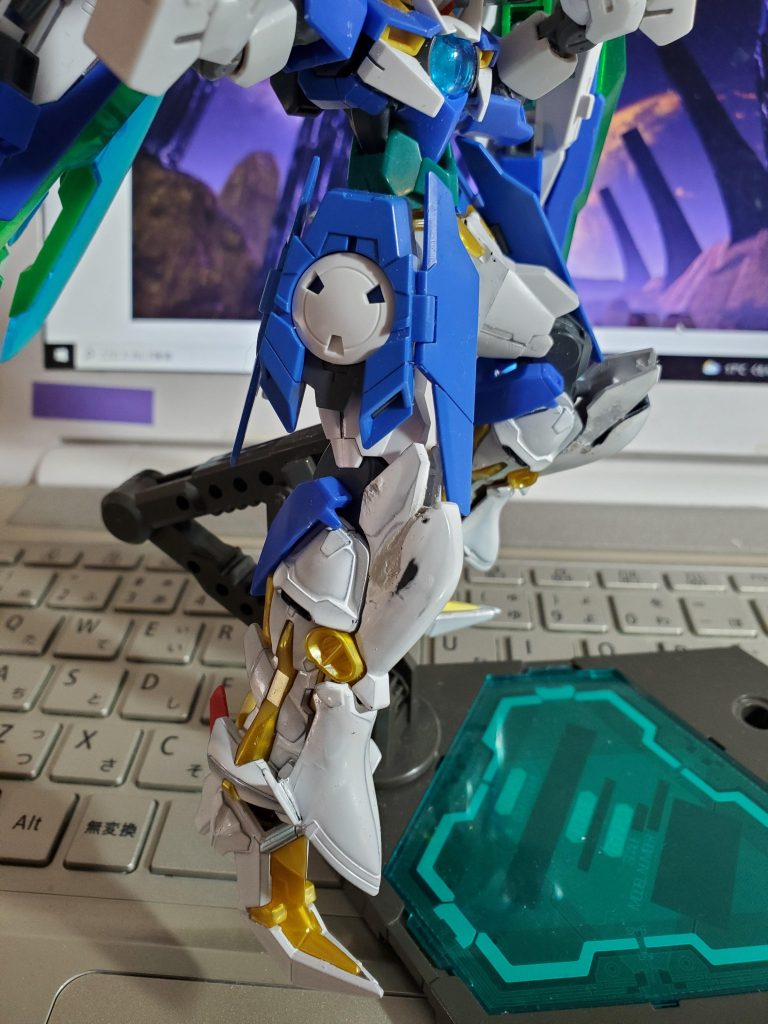 下半身の画像です。これで太陽炉は5個です。天ミナの膝アーマーだけだとすかすかだったので、ダブルオーの膝装甲を設置してます。