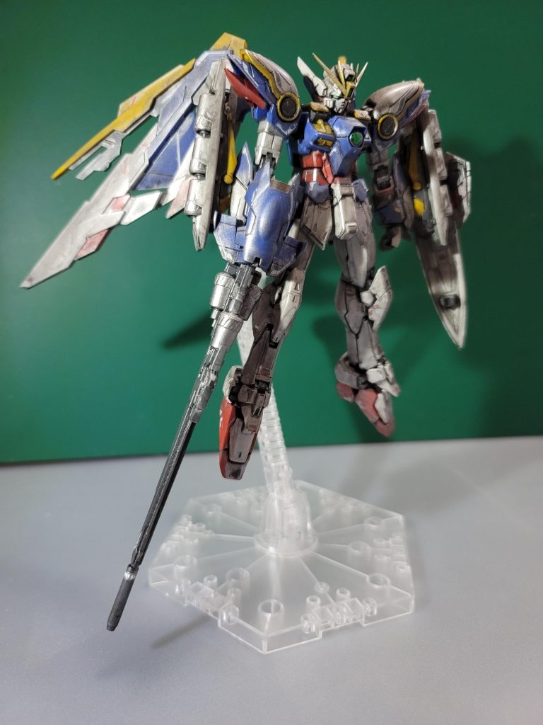 前作と違うところとすれば今回はバスターライフルとエネルギーカードリッジポッドには合わせ目が出るので消しました前作はつや消しスプレーを噴いたらシルバーのウェザリングがほぼ見えなくなったので今回は半つやスプレーにしましたウェザリングのシルバーも多めにかけましたあとどう見てももう効果は出ないのでドライブラシは省きました