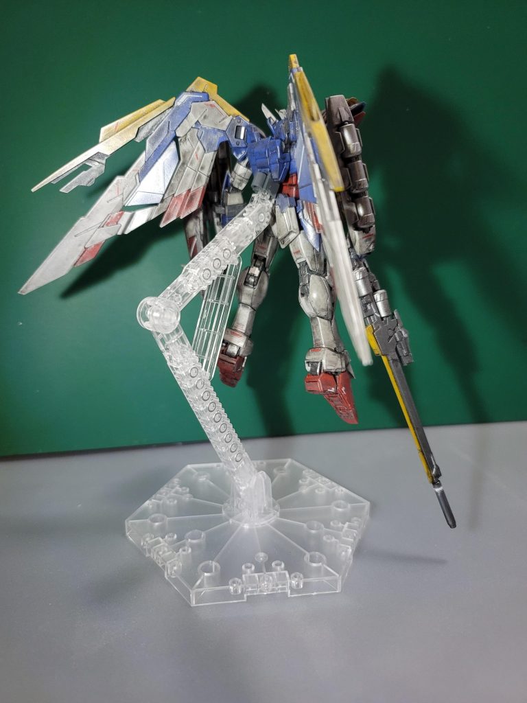 EW版で追加されたエネルギーカードリッジポッドですが干渉が多く、私のウイングガンダムに対するイメージとはちょっと合わないので昔素組みしてたMGでは付けないまま飾っていました今はTV版と比べて一番重要な強化だと感じて(残弾が3倍になるぞ)付けた状態で飾っています