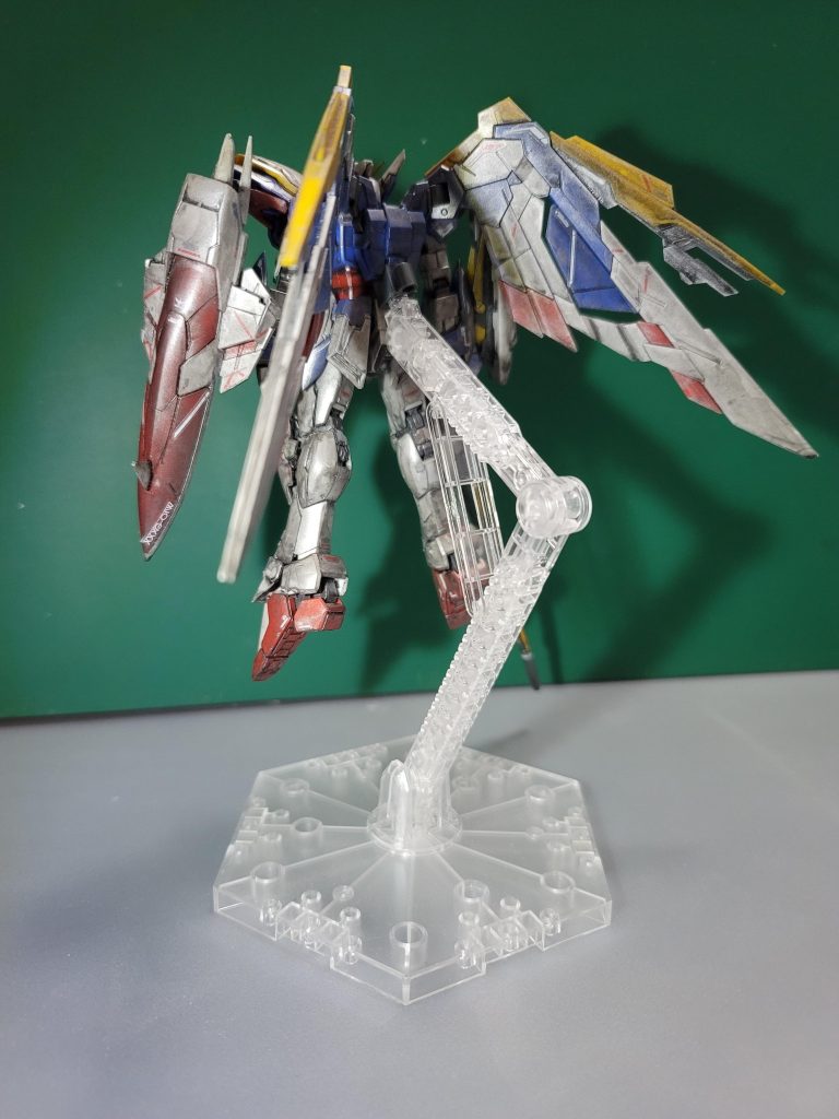 今となっては比較的に古いRGなので(そのベースとなるゼロEWはさらに古い…)初期RGあるあるの問題点を帯びています肩アーマー外れるわ首勝手に回るわスタンドから落ちるわ