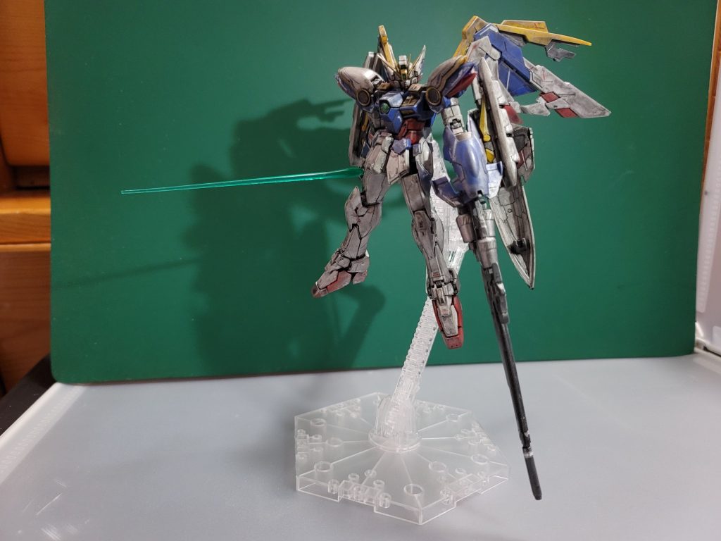 武器持ち手は一応左右両方付属しますがバスターライフルは右手用のピンしかないので左手に持たせるとまともにポーズを取れません(これくらいが限界)右手にバスターライフル、左手にビームサーベルなら難なくポージングできますがウイングの設計って左手抜刀難しいだろう?