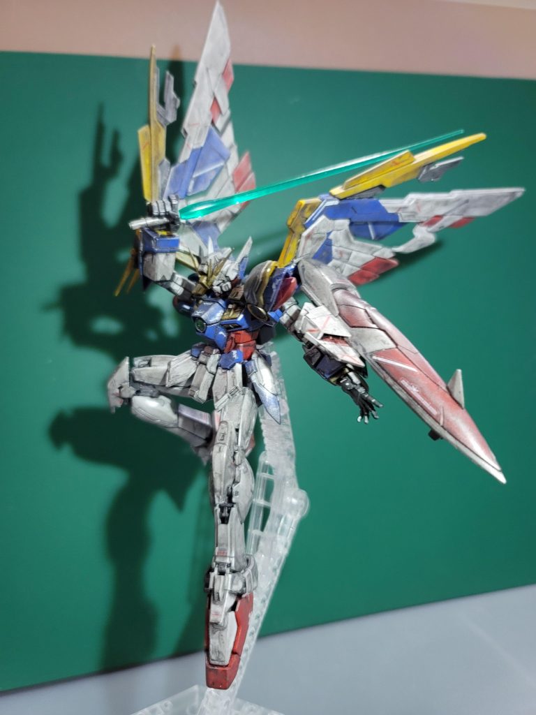 ビームサーベルで斬りかかるの図ウイングEWの立体物はどれもシールドの裏から抜刀ですが新しい設定だとEW版もシールドに開閉ギミックがあるらしくそれを使って外側から抜刀できるらしい(Gジェネクロスレイズで確認できる)次にこの機体がまた立体化されたらその時に再現されるかな?