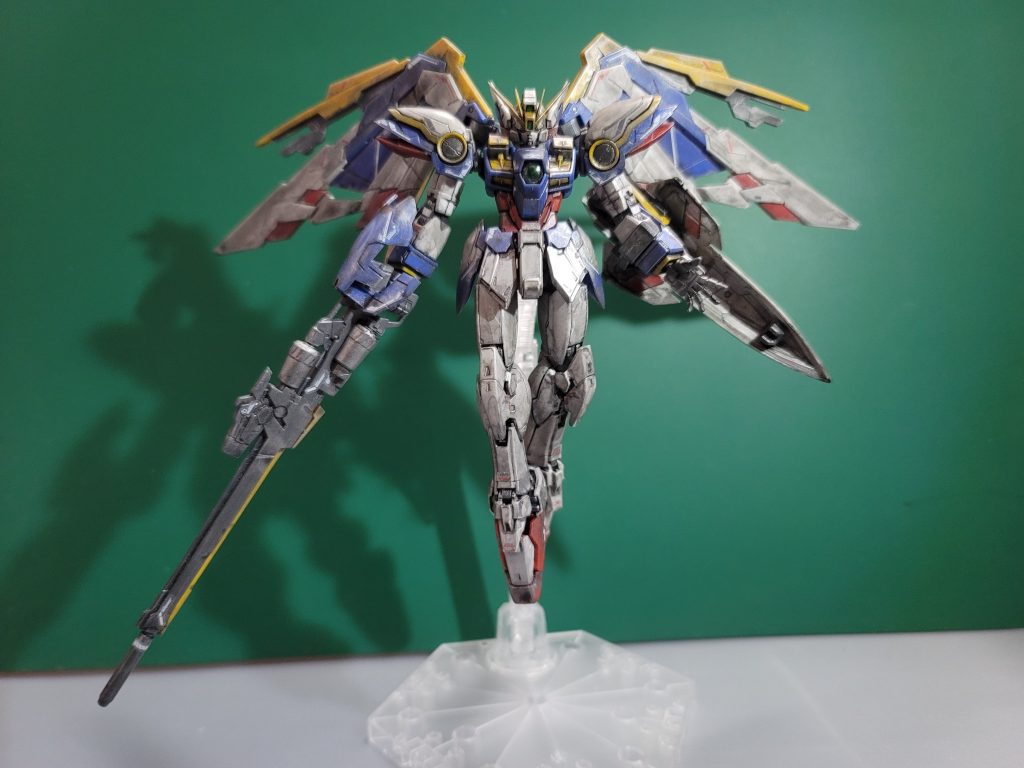 EW版は比較的に古めですがこちらは背中にスタンド接続があってこういうポーズができるね