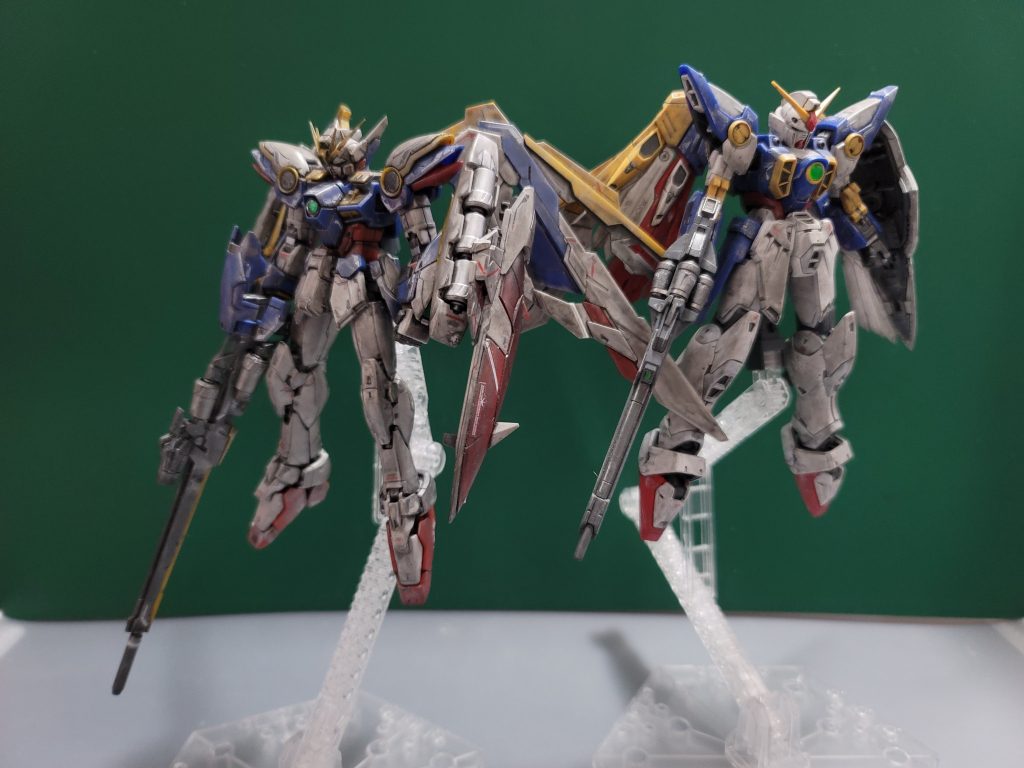 前作のTV版ウイングガンダムと一緒この一枚も追加光源を消して撮ってましたTV版の方はつや消しで仕上げたのでウェザリングのシルバーはほぼ見えません