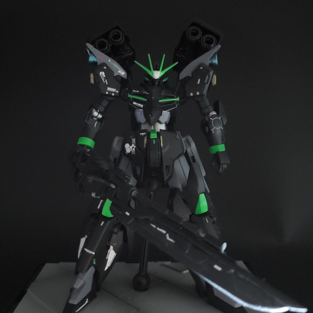 蛍光塗料で ビコーンと光るように。背中にはヴァーチェのGNキャノン 