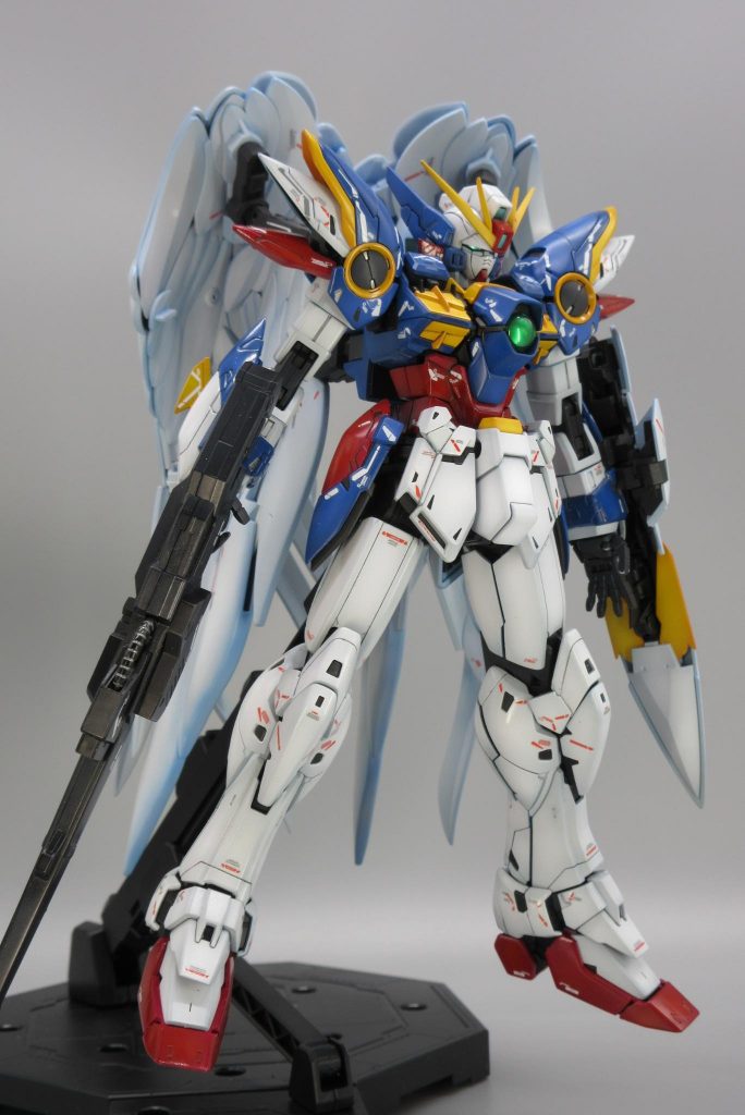 機体の白は下地グレー、羽は柔らかさとか積層感を出したい為下地はブルー系