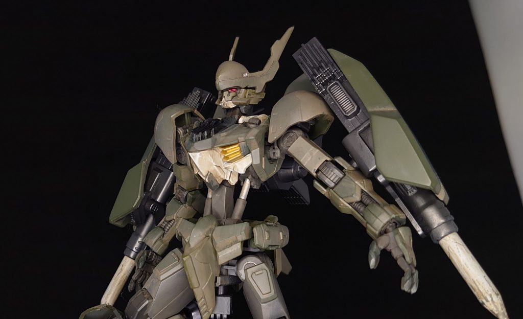 頭部はガンダムウヴァル、ケンプファー、フェイクニューユニットの継接ぎ。襟はプラ板から自作、腕・胴はバルバトス、ルプスのものを少しいじって完成。胴はいつも通り5mm延長とパイプを自作し今回は前後に稼働できるよう真鍮線で固定