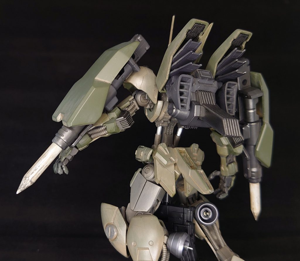 バックパックはパトレイバーファントムから拝借。ヴィダールのバックを逆さに付けて装飾して完成。膝もファントムの腕から拝借。腰はアストレイ、ルプスを継接ぎ少しパテで成形し直して完成。