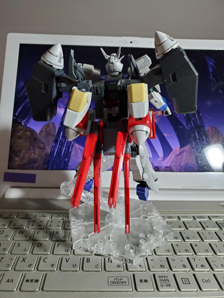 ケルディムビッカーの大型フィンファングも装備できます。接続はリアスカートにビンバイスで穴開けただけです。