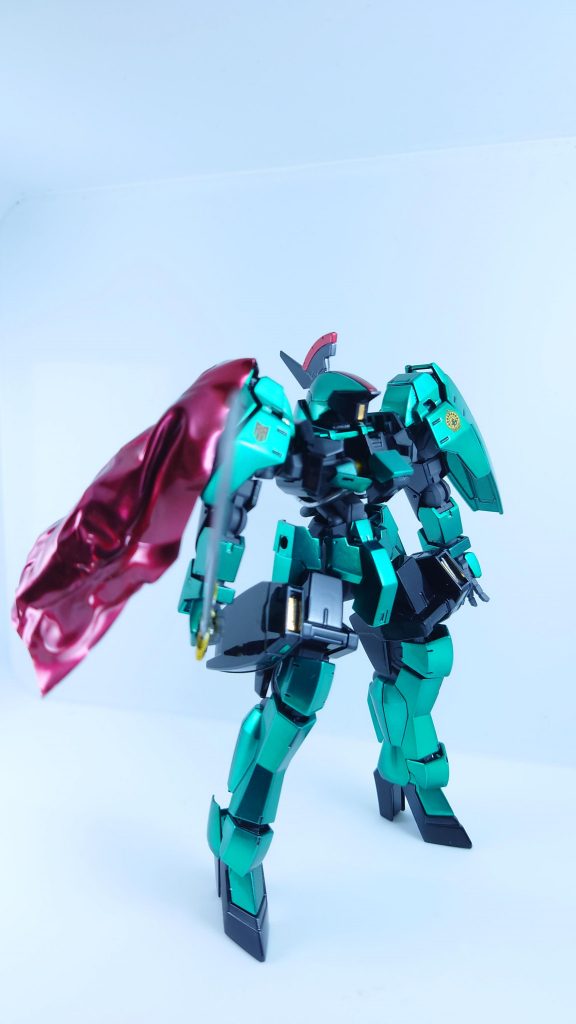 キャンディ塗装での塗分けが頭とトサカ部分はスジボリで分かれているのでマスキングしやすかったですが肩アーマー部とフレーム胸部のマスキングは少し面倒でした。