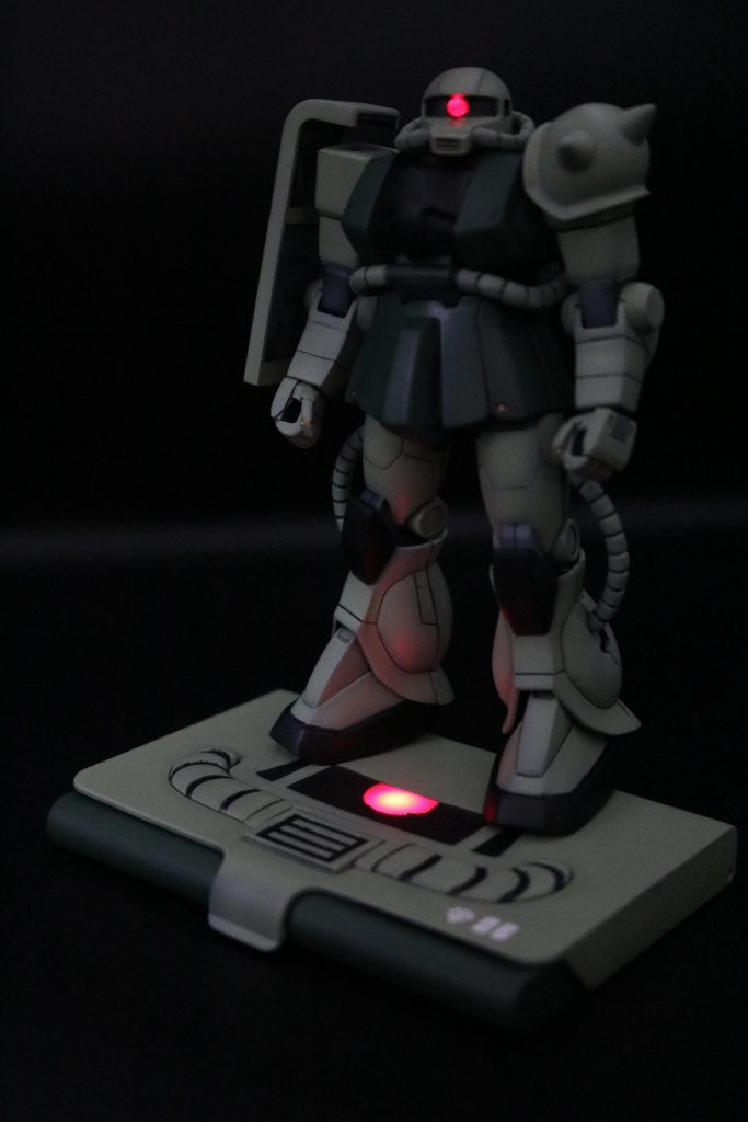 モノアイと台座をLEDで発光。