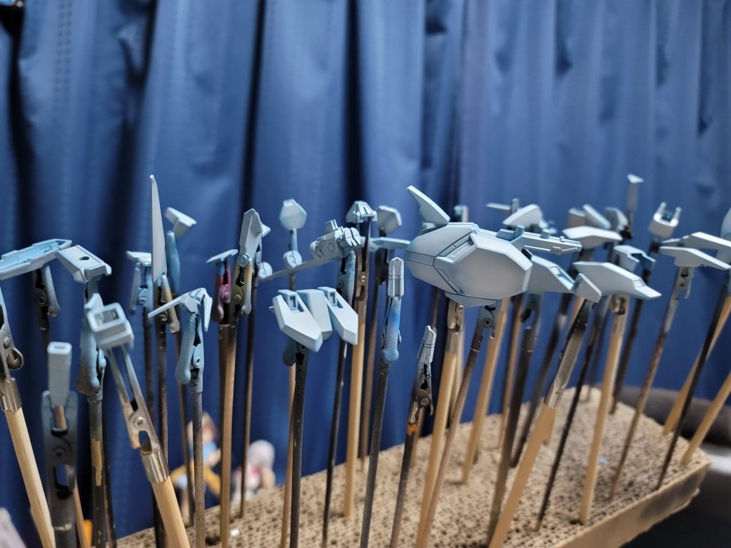 写真に残すには少しグラデを大袈裟に入れた方が映えるのでは?という実験からブルーグレーを下地にコールドホワイトを吹いています