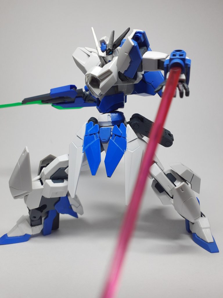 ビームバルカン/ビームサーベル腕に装備してある固定兵装3ミリ軸があるためシールド等をマウントできる