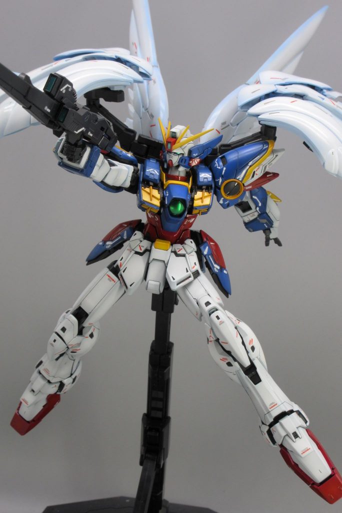 ツインアイ等は下地にアイアンシルバー吹いた上にGXメタルグリーンこれでホイールシール程度の光反射になります胸部のは裏にシルバー、表にクリアグリーン