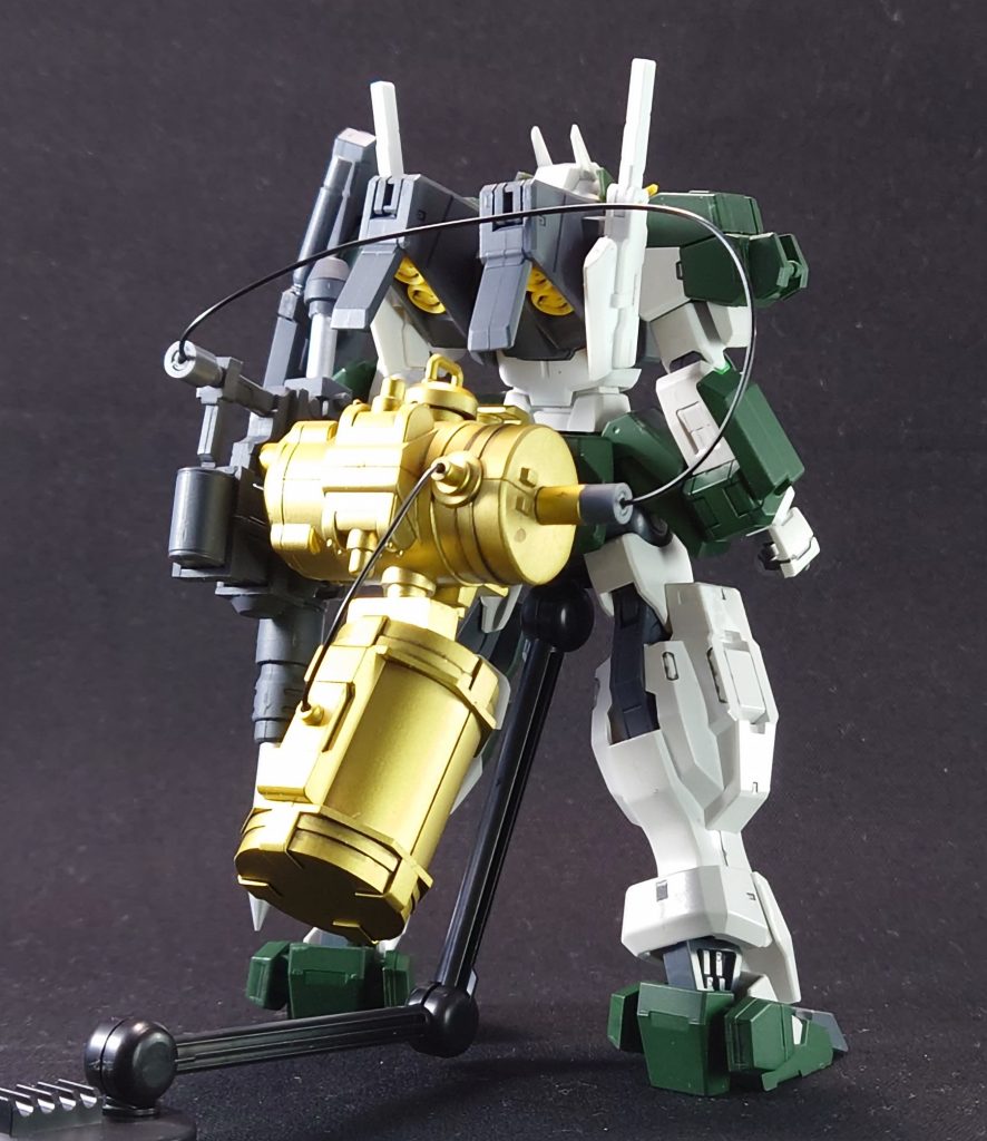 改造、と言うよりミキシングです(^_^;)ケルディムの胴体にサバーニャの腕や脚、それと頭部を。腰部後方に付いている金色の物は粒子貯蔵タンクです。高濃度に圧縮された粒子を貯蔵し、側面にあるチューブを通して武器に直接GN粒子を送るという設定。有限の為、使いすぎるとデメリットが出ます。