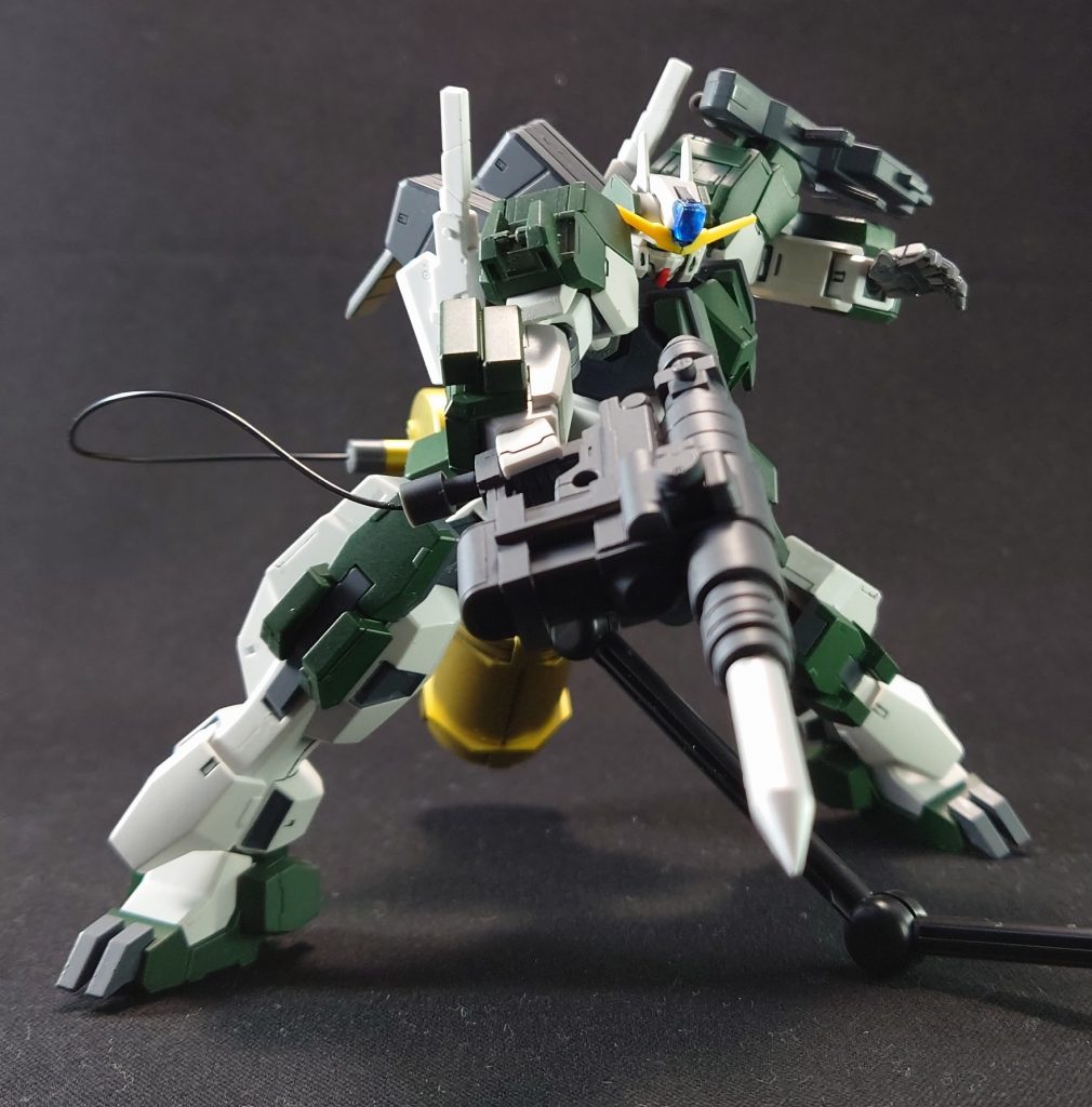 GNパイルバンカー。圧縮した粒子とともに弾丸を射出する。主兵装ではあるが、弾数に限りがある。当たるとミンチよりひでぇことになります()