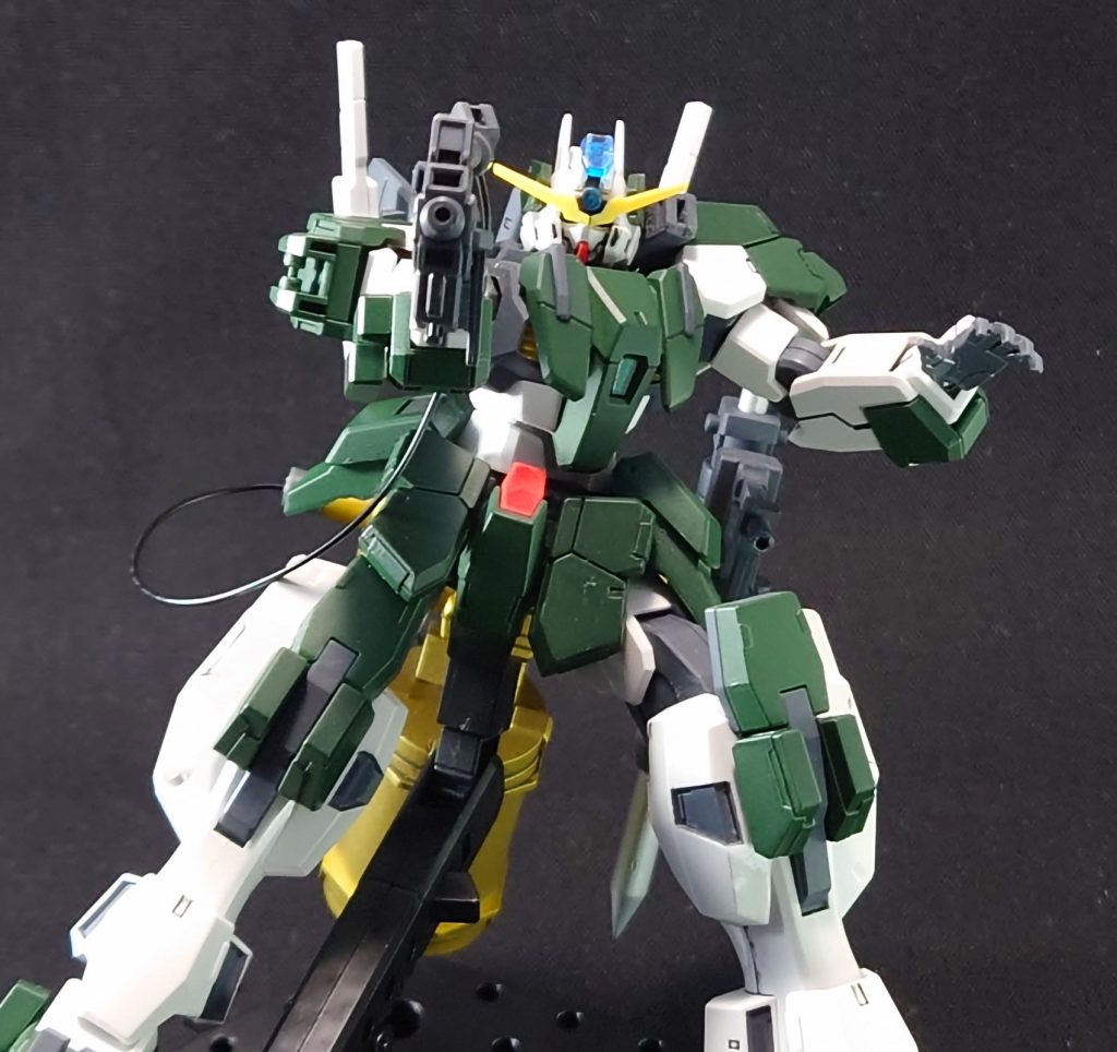 GNマシンガン。主兵装その2。タンクと接続することで使用する。ビーム兵器のため粒子消費量がとんでもなく、使い続けると機体が動かなくなる。諸刃の剣である。ちなみに、少し見にくいですがバックパックにあるフォロスクリーンの部分はバルカン砲という設定です。写真には撮ってないですが、副兵装にはGNビームピストルとGNタガーがあります。