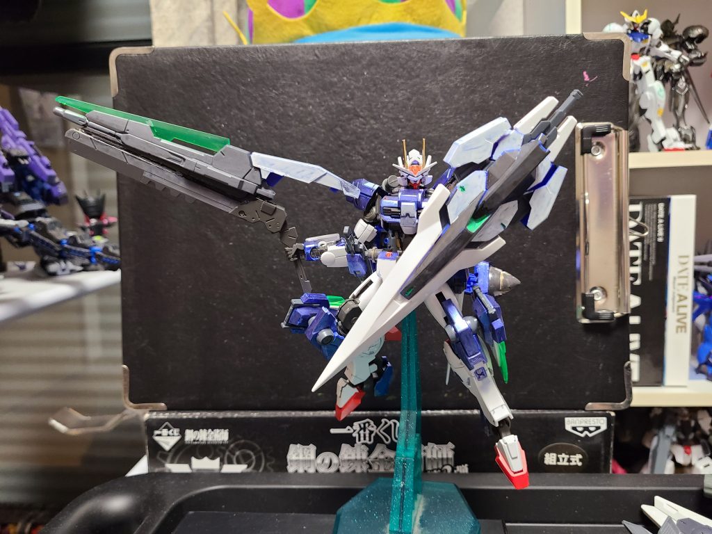 決戦兵装として用意された大盾と大銃剣。モビルアーマーに対する切り札となりうるモノだが、その重量によりカイムの持ち味である高速駆動は失われる