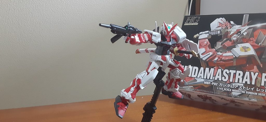 劇中しょっちゅうエネルギー切れ起こしてたのでフォアグリップをEパックにして遊んでみましたwリマスター前のOPで一瞬映ったシーンぽくポージング