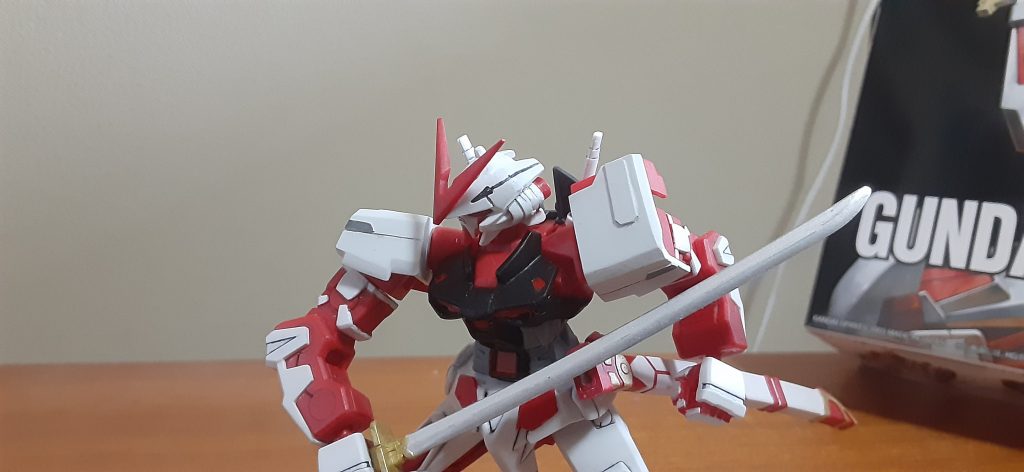 肩が野暮ったくまっさらだったので横を削ってサイズ調整とMGとかを参考に0.3ミリプラ板でディテール追加しました。胸部も二ヶ所0.3ミリプラ板貼ってディテール追加してます。